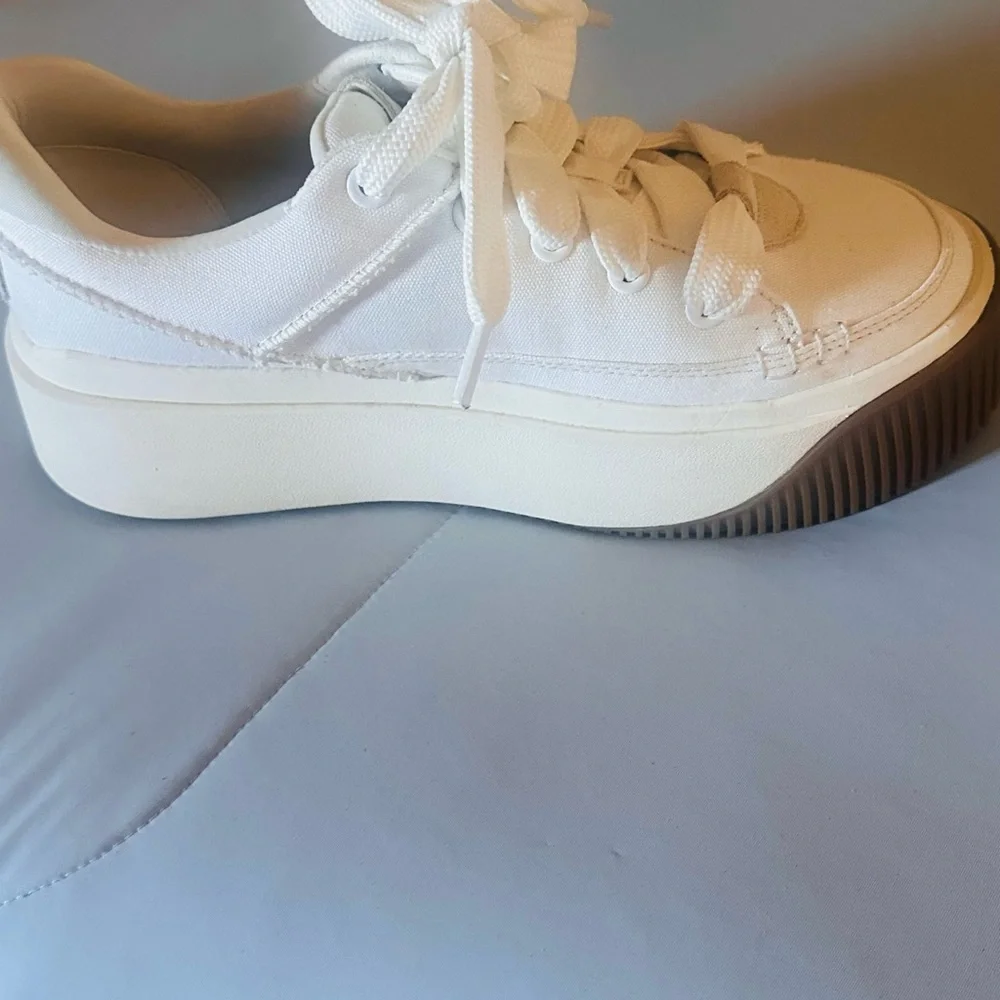 Ugg Women’s EX Duzzit Essential lace up platorm sneakers in white. 10